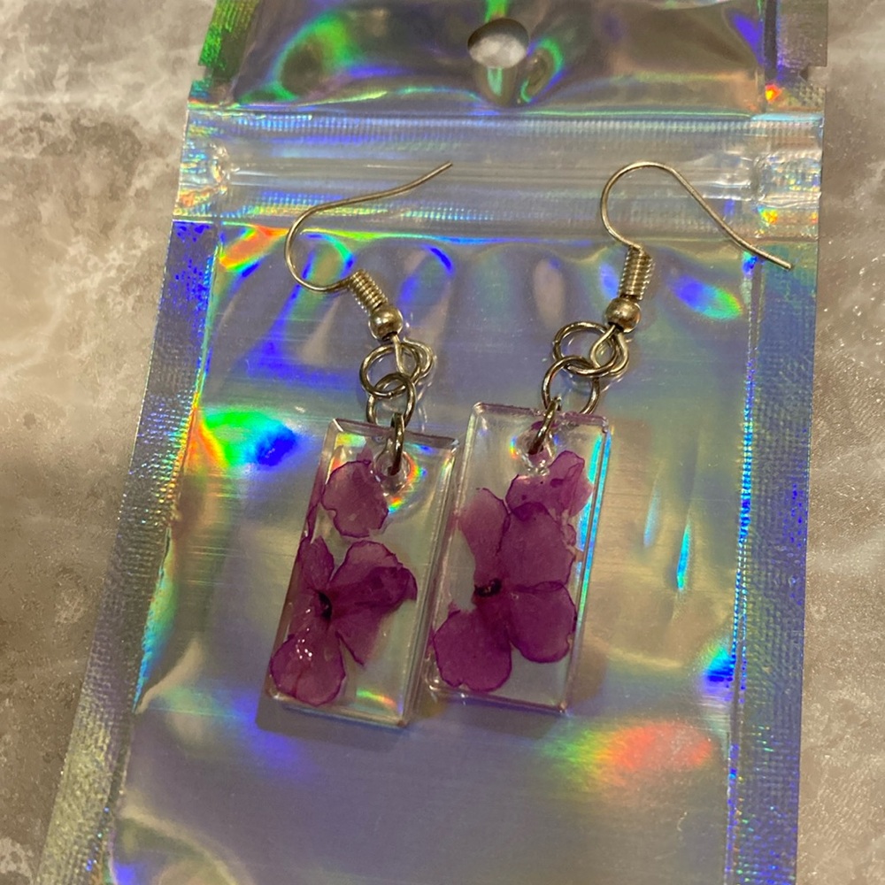 Beautiful purple flower resin earrings🌸